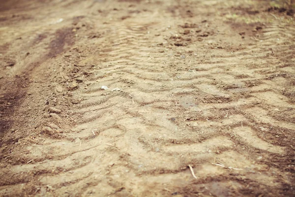 The wheel marks on the Пыльная дорога — стоковое фото