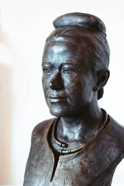 Novokuzneck, Rusland - 01.07.2018: bronzen buste van een man in het Museum — Stockfoto