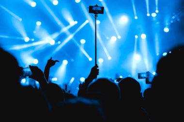 konserde telefonda kaldırıldı