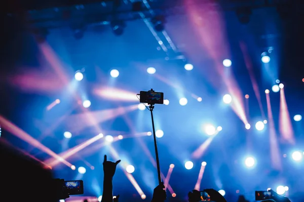 Verwijderd op de telefoon op het concert — Stockfoto