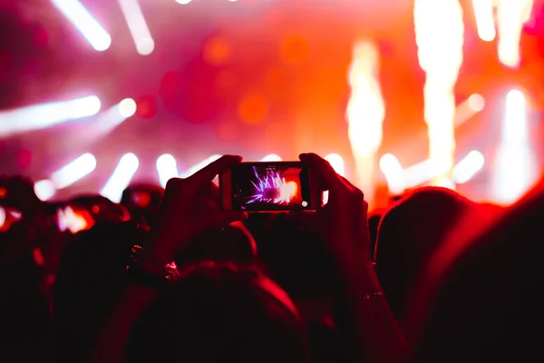 Removido no telefone no concerto — Fotografia de Stock