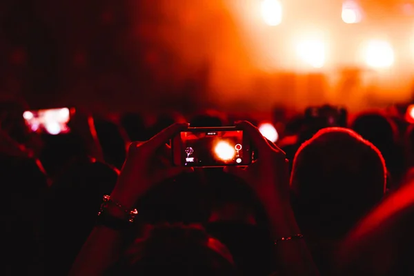 Removido no telefone no concerto — Fotografia de Stock