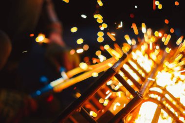 Asetilen meşalesiyle metal kesimi