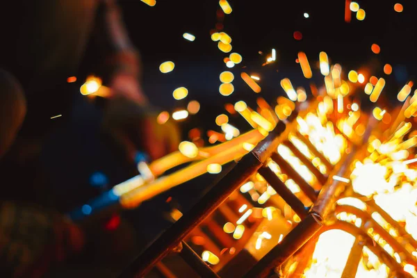 Asetilen meşalesiyle metal kesimi