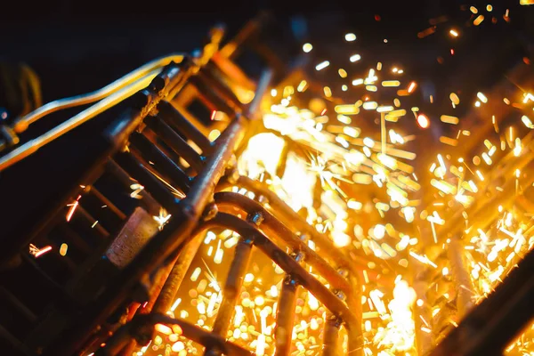 Asetilen meşalesiyle metal kesimi