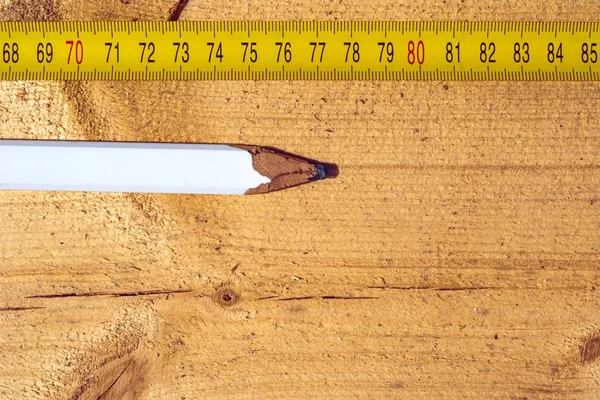 ahşap üzerine ölçüm bandı