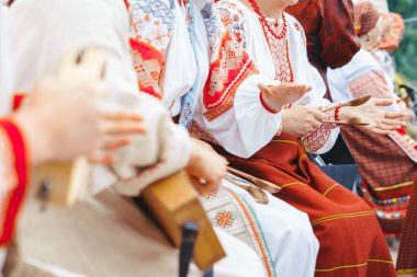 Novokuzneck, Rusya - 01.07.2018: kadın müzik aletleri oynarken Rus kostümleri