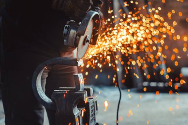 Testere demir çalışma kıvılcım