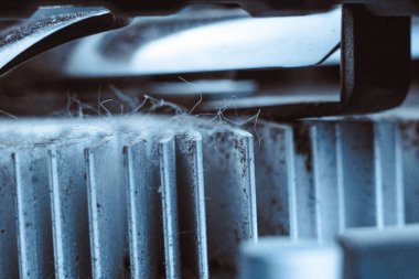 Bilgisayar pc işlemci anakart ve bilgisayar servis talebi parçası ile soğutucu üzerinde toz. Seçici odak.