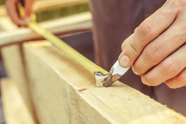 The worker makes measurements with a tape measure — Stock Photo, Image