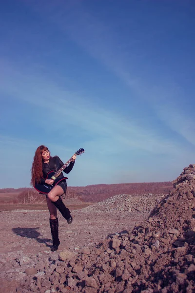 Dziewczyna z gitara w skórzanej kurtce — Zdjęcie stockowe