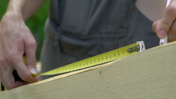 El trabajador realiza mediciones con una cinta métrica — Vídeo de stock
