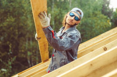 alt çatıya inşa ediyor