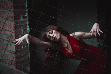 parmaklıklar arkasında kadın