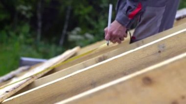 işçi ölçümleri bir mezura ile yapar