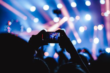 Novokuzneck, Rusya - 07.07.2018: insanlar konserinde