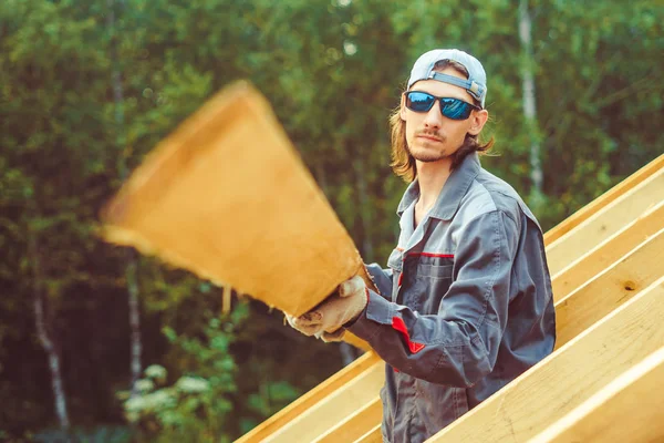 De werknemer is het opbouwen van het dak — Stockfoto