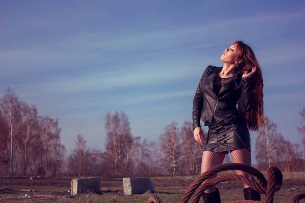 Mädchen in Lederjacke — Stockfoto