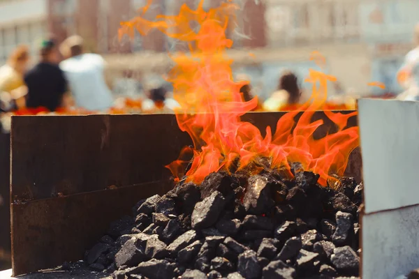 Feuer im Ofen in der Schmiede, Werkzeuge — Stockfoto