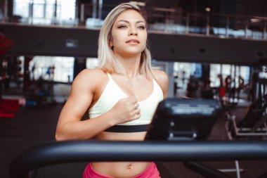 kadın koşu bandı üzerinde