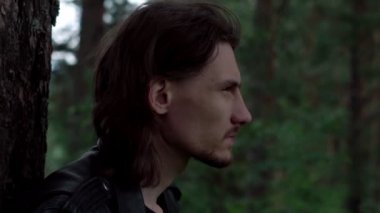 ormanda deri ceketli çocuk