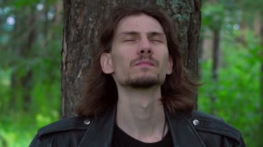 ormanda deri ceketli çocuk