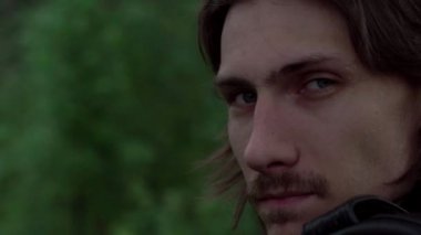 ormanda deri ceketli çocuk