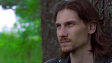 ormanda deri ceketli çocuk