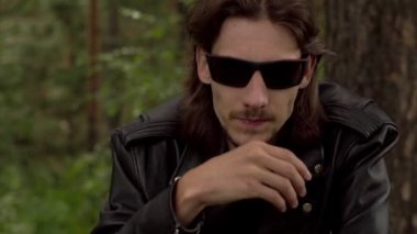 deri ceket ve gözlük adam