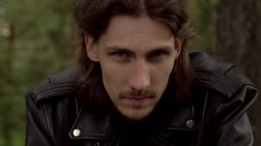 deri ceket ve gözlük adam