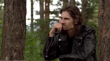 deri ceket ve gözlük adam