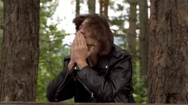 deri ceket ve gözlük adam