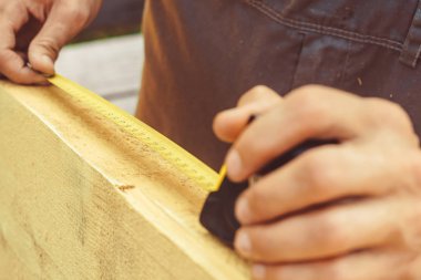 işçi ölçümleri bir mezura ile yapar