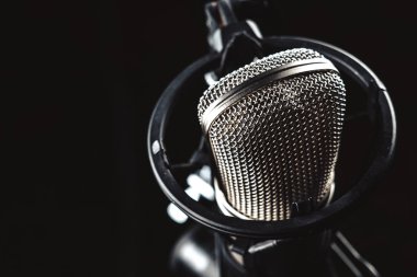 Siyah arkaplanda mikrofon