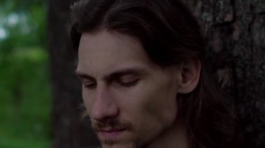 ormanda deri ceketli çocuk