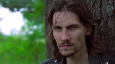 ormanda deri ceketli çocuk