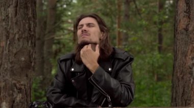 deri ceket ve gözlük adam