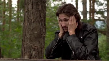 deri ceket ve gözlük adam