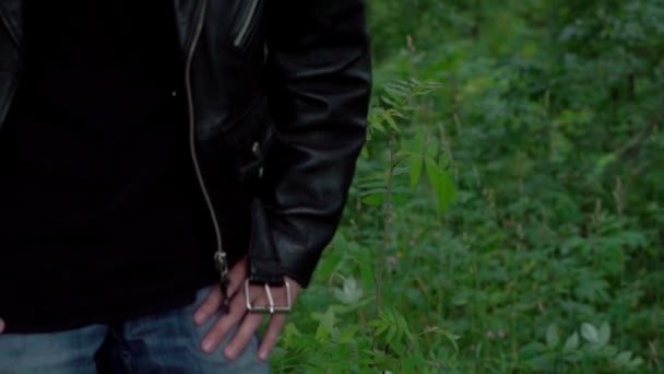 Gars Dans Veste Cuir Dans Les Bois — Video