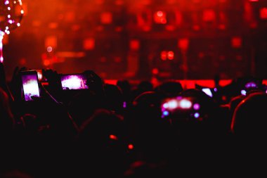 konserde telefonda kaldırıldı