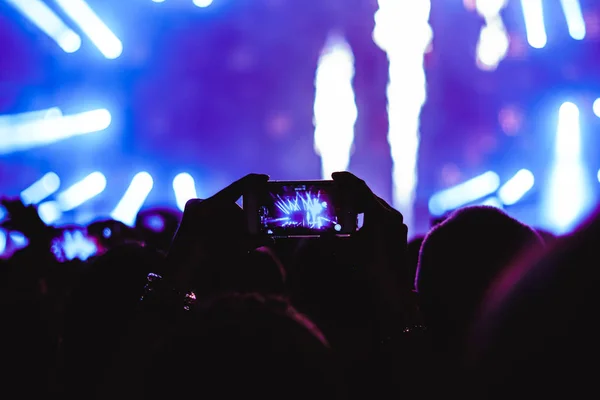 Usunięty w telefonie na koncercie — Zdjęcie stockowe