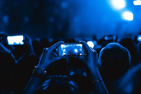 Removido no telefone no concerto — Fotografia de Stock