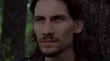 ormanda deri ceketli çocuk