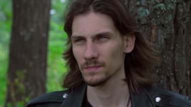 ormanda deri ceketli çocuk