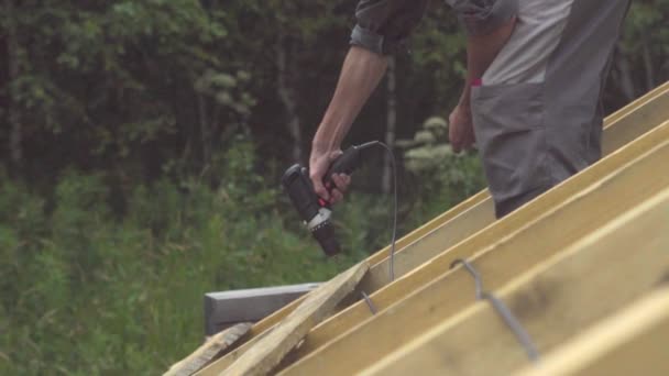 Werknemer Draait Schroef Het Bord Het Dak — Stockvideo