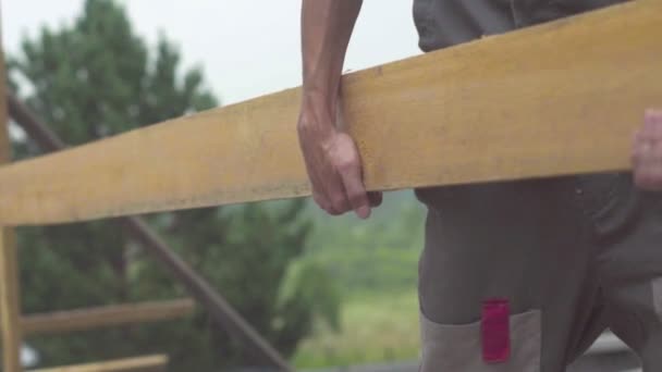 Trabajador Está Construyendo Techo — Vídeo de stock