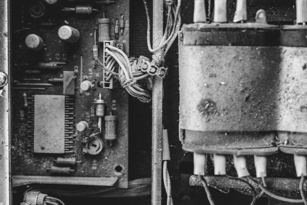 Microchips en placa de circuito antiguo placa de circuito impreso . — Foto de Stock
