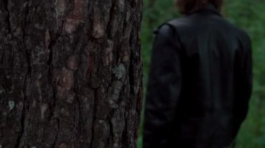 ormanda deri ceketli çocuk