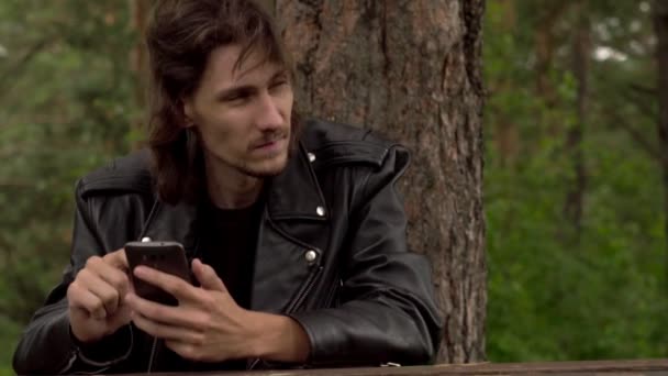 Adam Telefonda Ormanın Içinde Oturuyor — Stok video