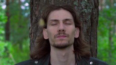 ormanda deri ceketli çocuk